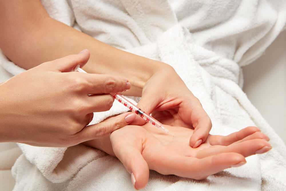 کاربرد بوتاکس در کاهش عرق کف دست: مزایا، عملکرد و مراقبت‌ها | کلینیک بلا