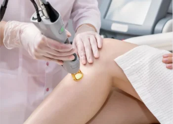 چه کرمی بعد از لیزر استفاده کنیم؟ راهنمای کامل مراقبت بعد از لیزر موهای زائد 💆‍♀️✨